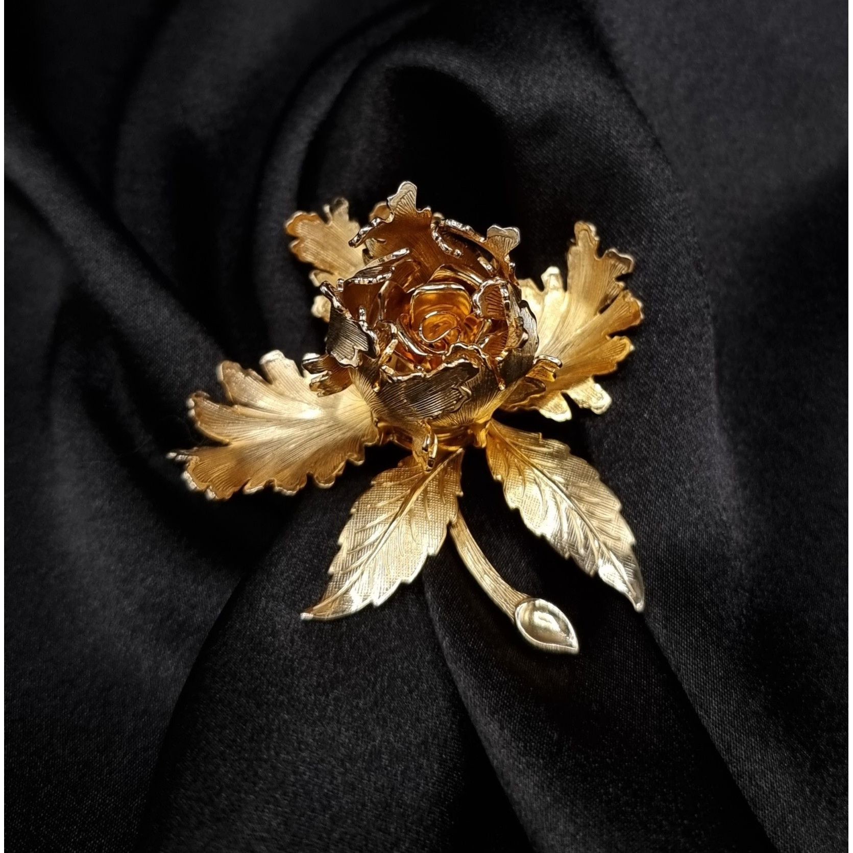 Vintage Rare Find Vintage Warner 1960's Gold-Tone Mechanical Rose Br Size ONE SIZE - 1 Thumbnail