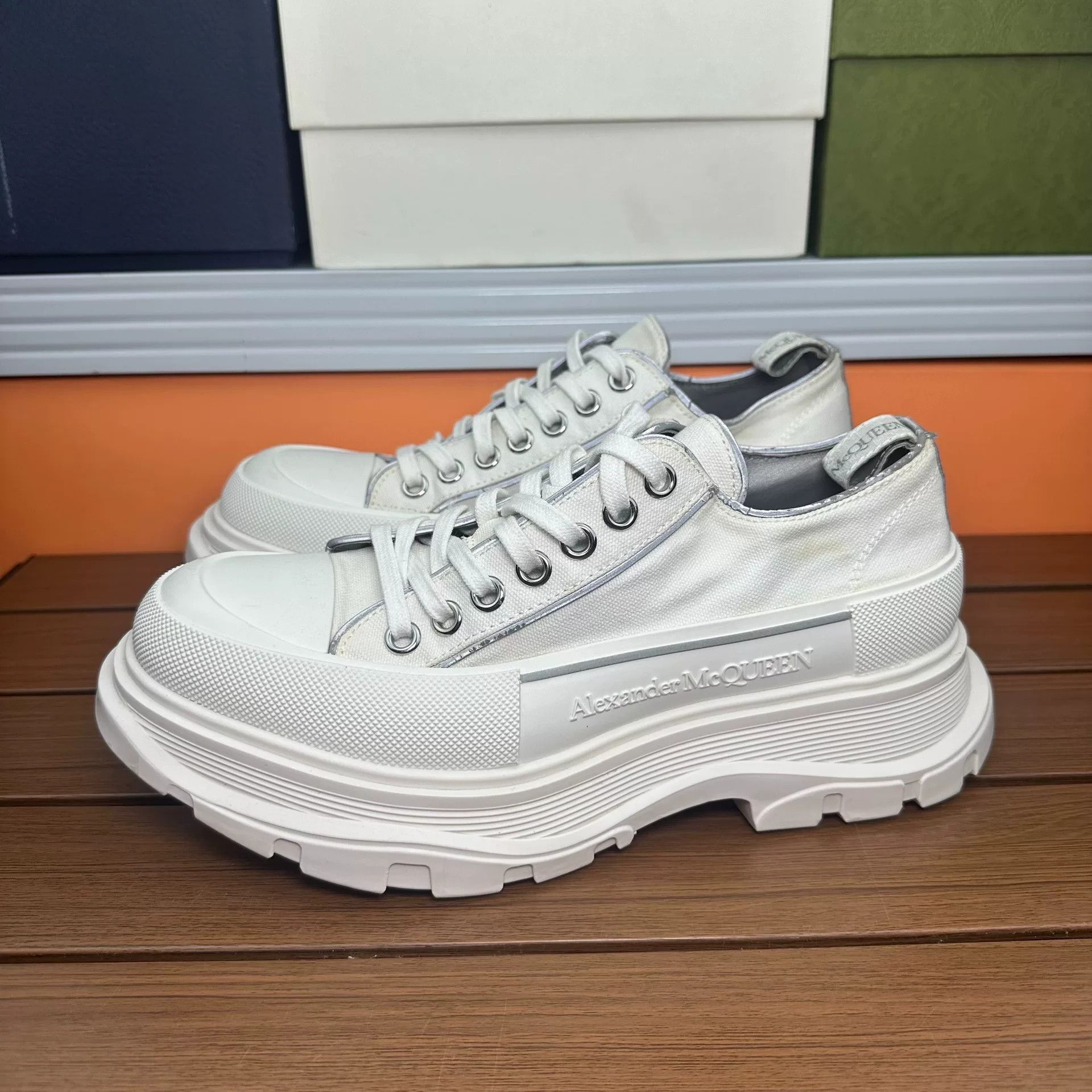 Alexander McQueen Alexander McQueen White Lowtop Sneakers 8 Men Size US 8 / EU 41 - 1 Thumbnail
