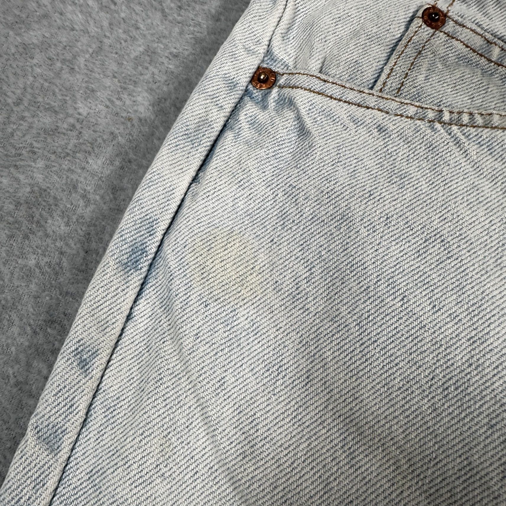 Levi's VINTAGE Levis 550 Jeans Mens 38x32 Light Wash Blue Relaxed Distressed Stained Grunge 90s Size US 38 / EU 54 - 5 Thumbnail