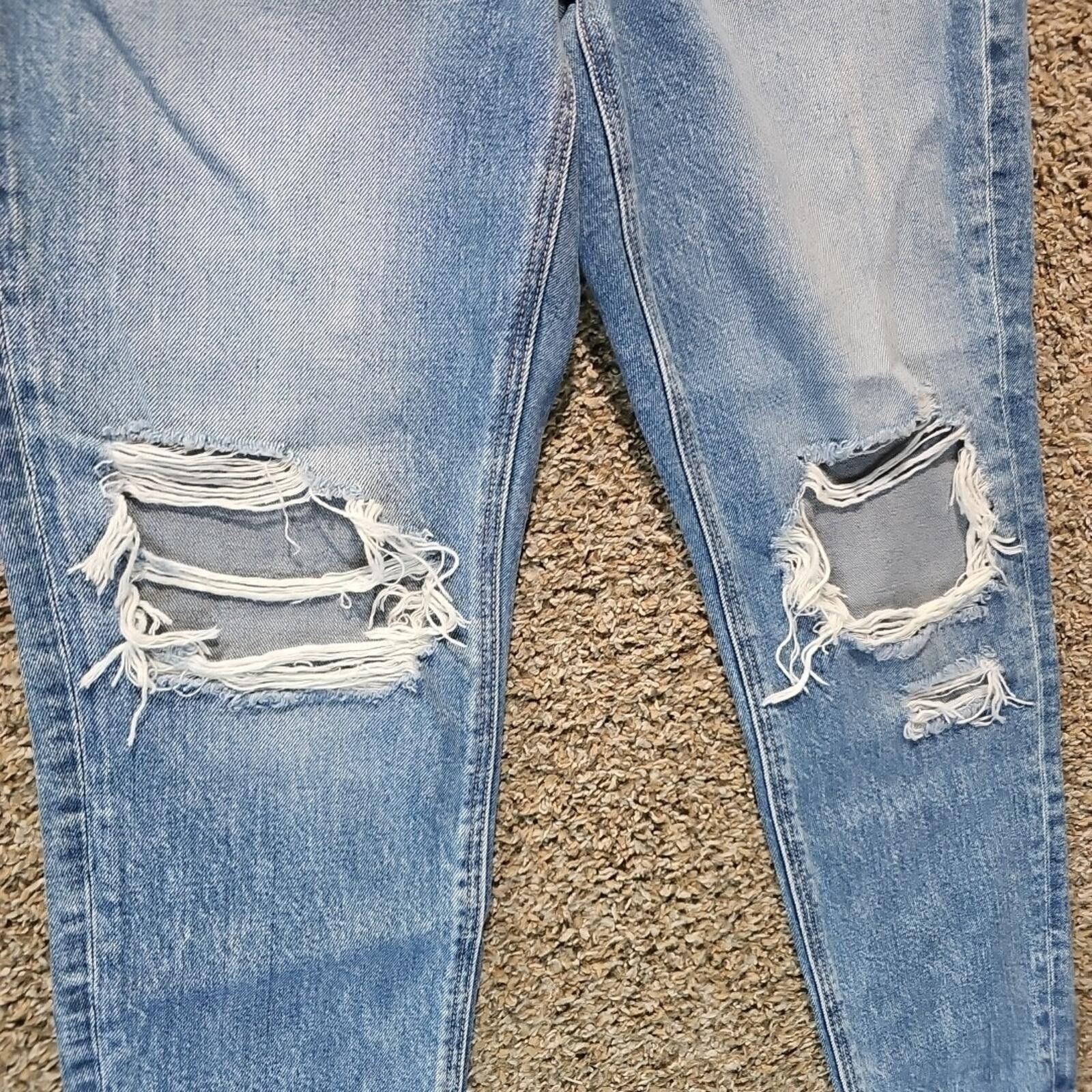 American Eagle Outfitters American Eagle 2 Short Distressed Strigid Mom Jeans Denim Size 26" / US 2 / IT 38 - 2 Thumbnail
