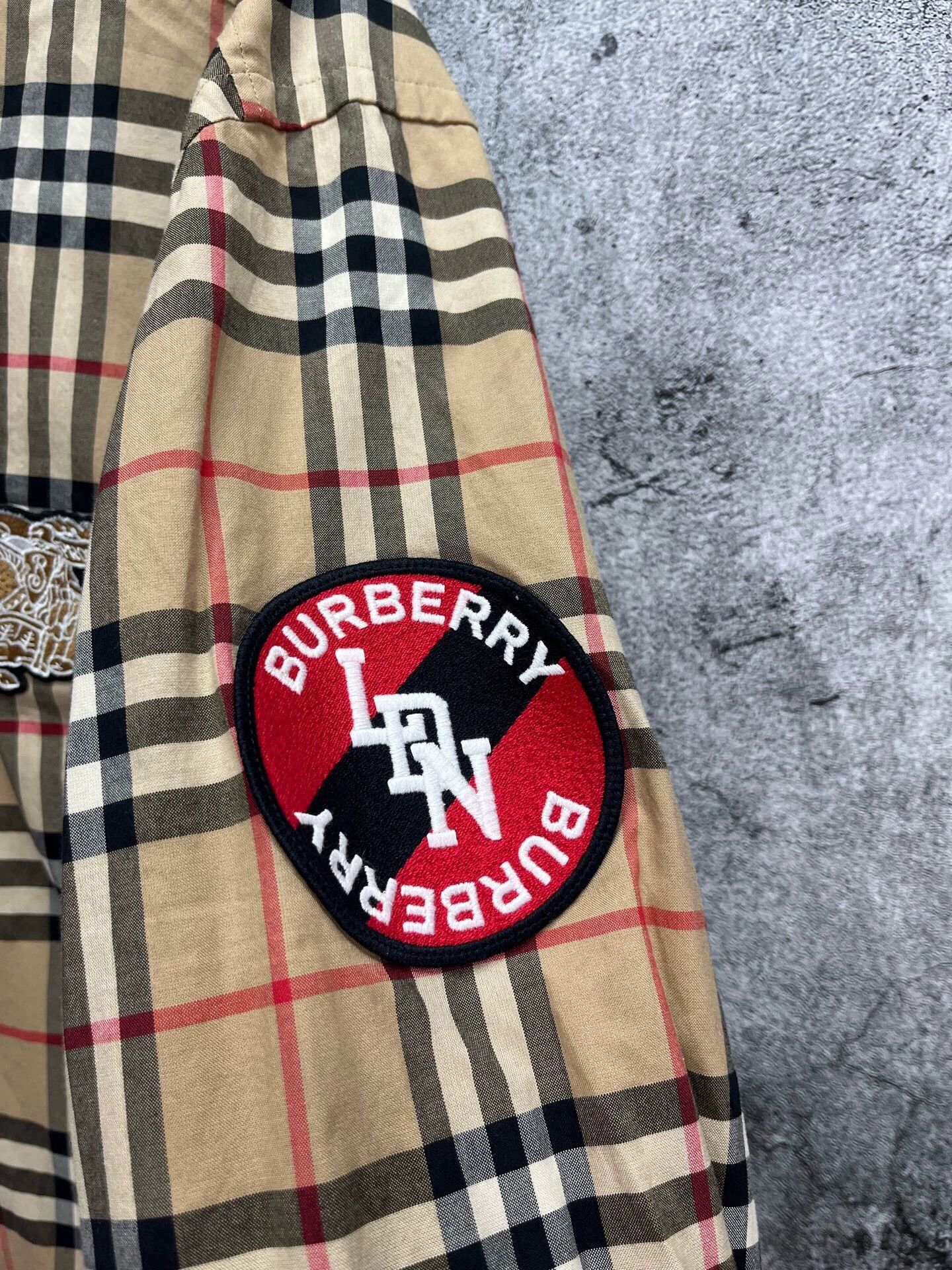 Burberry Burberry embroidered badge shirt L 99 new worn 1x Size US L / EU 52-54 / 3 - 8 Thumbnail