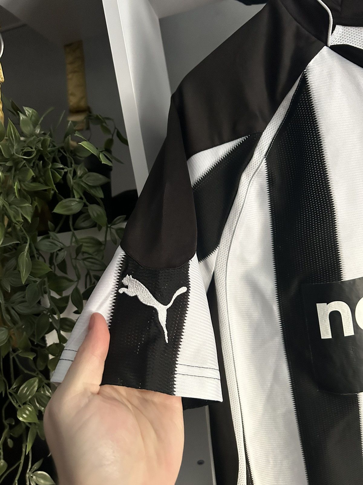 Puma × Vintage Newcastle United puma 2010/11 home soccer jersey Size US M / EU 48-50 / 2 - 3 Thumbnail