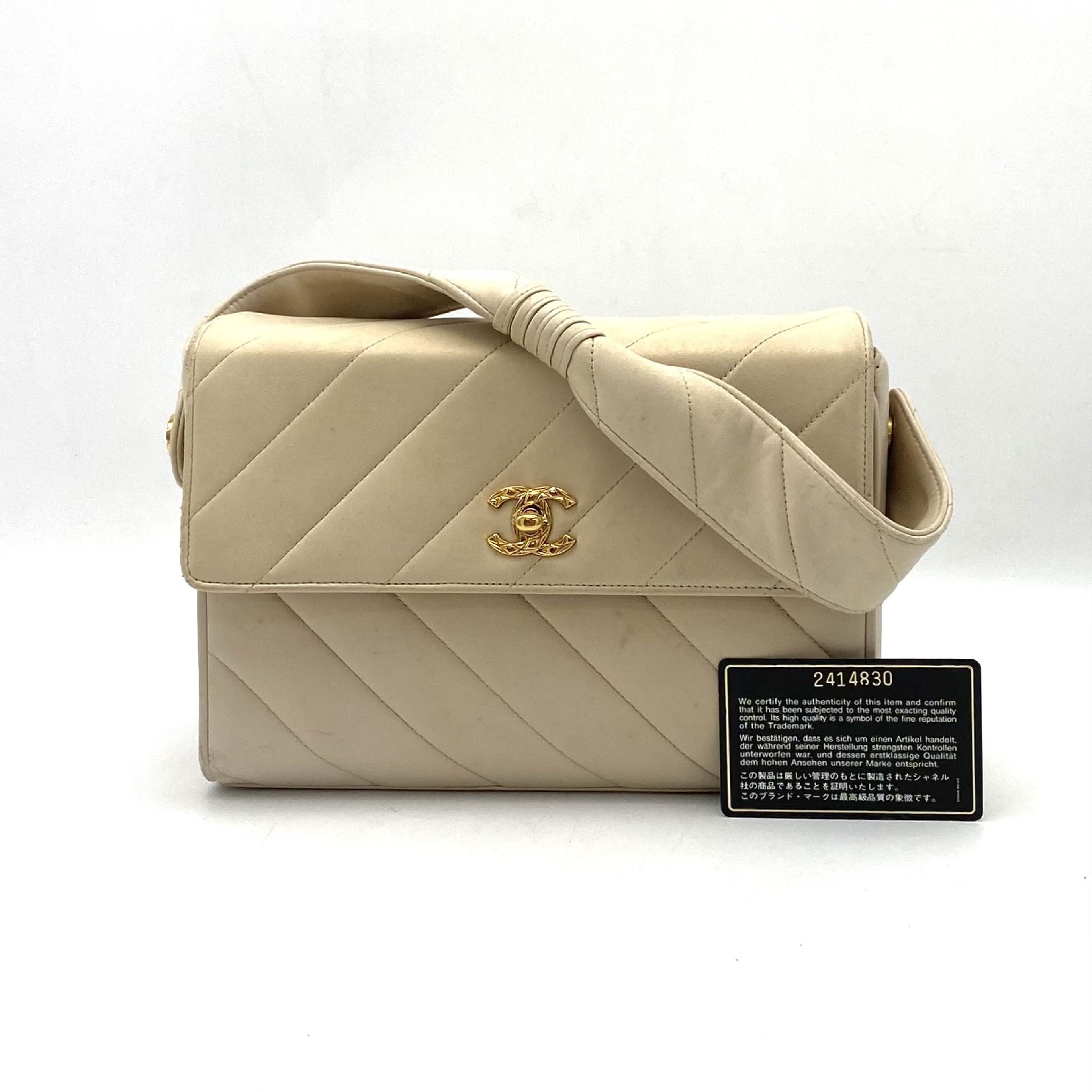 Chanel Chanel Vintage Olsen CC Chain Tote Canvas with Leather Size ONE SIZE - 1 Thumbnail