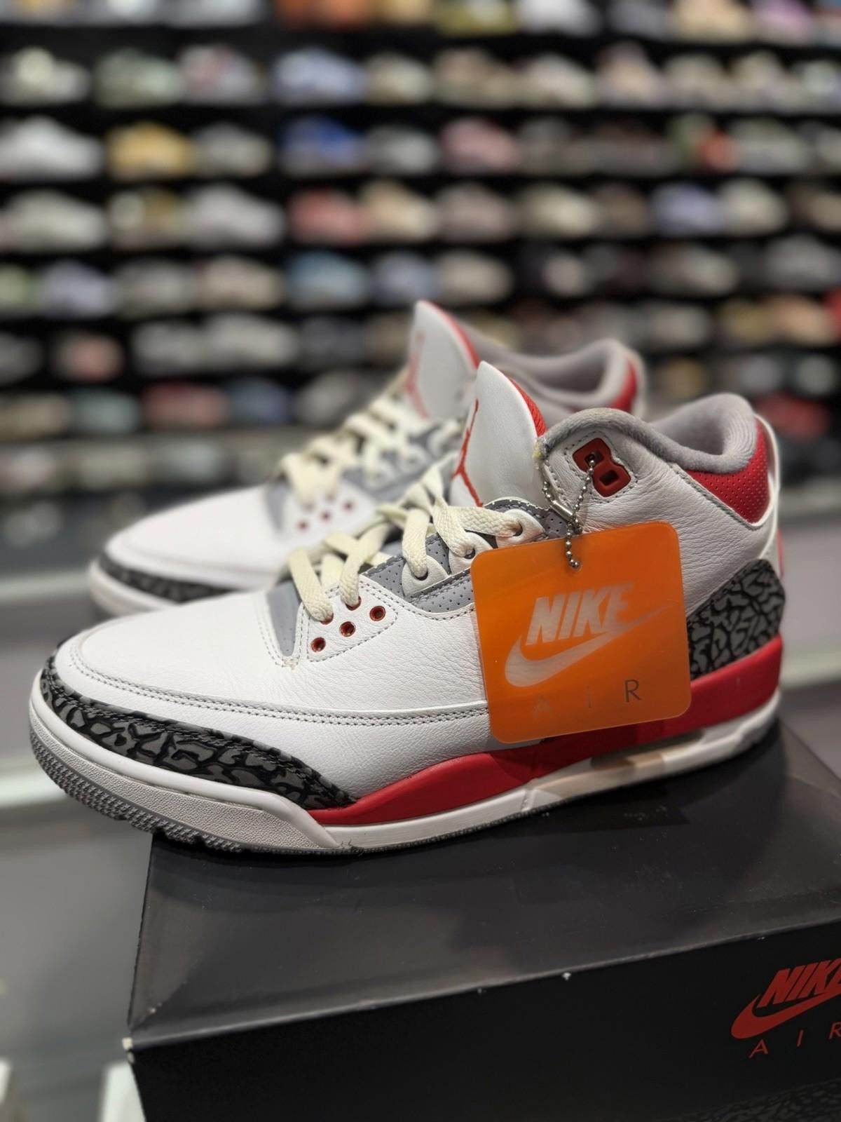 Jordan Brand Jordan 3 Retro Fire Red 2022 Size 9.5 Pre-Owned Pre-Owned Size US 9.5 / EU 42-43 - 4 Thumbnail