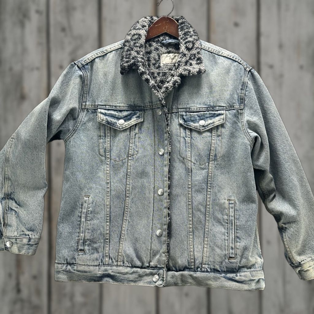 Free People Free People We The Free Motorcycle Jacket Denim Trucker Leopard Sherpa Collar Blue S Womens Vintage No N/A Size S / US 4 / IT 40 - 1 Thumbnail