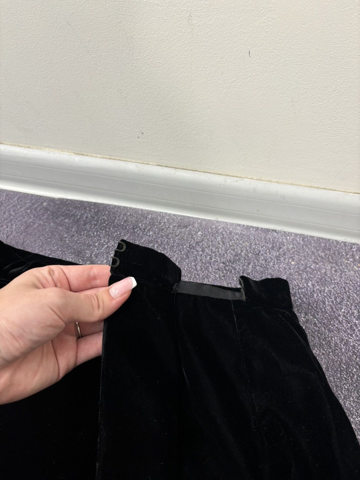 Mila Schon Vintage Mila Schon Due Women’s Rare Velvet Black Midi Skirt Size 30" / US 8 / IT 44 - 11 Thumbnail