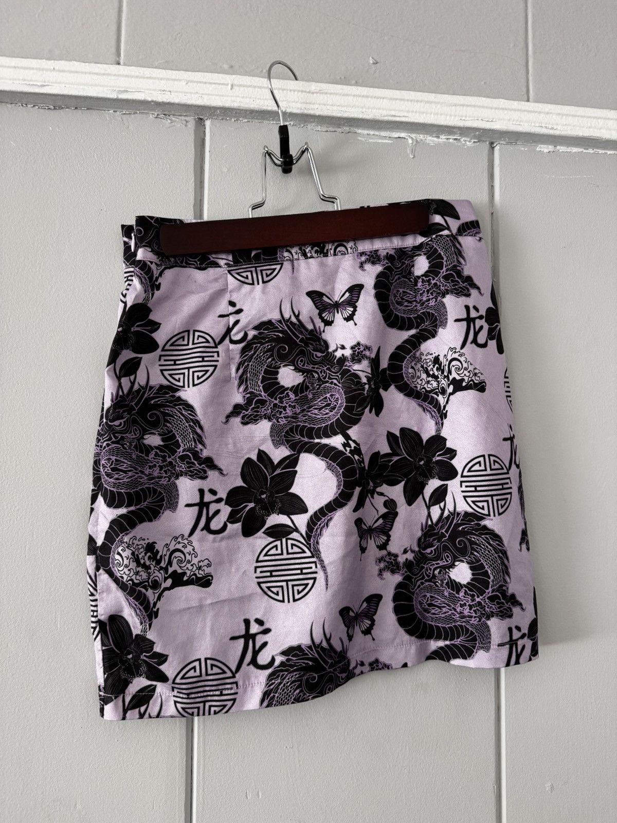 PrettyLittleThing PRETTY LITTLE THING, SIZE 4 Asian Dragon Print Mini Skirt Size 27" / US 4 / IT 40 - 1 Thumbnail