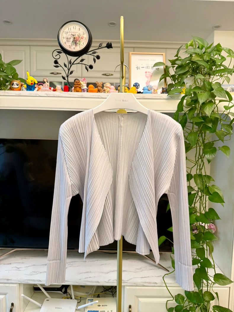 Issey Miyake Issey Miyake size:3 A light grey pleated cardigan Size XS / US 0-2 / IT 36-38 - 1 Thumbnail