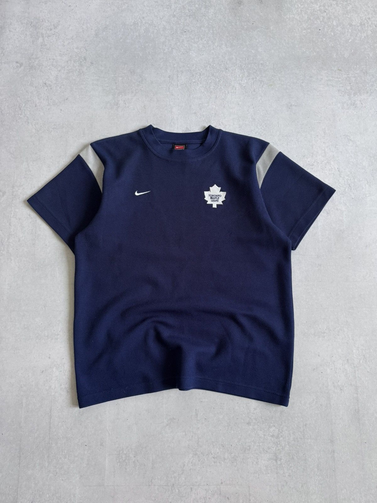 Nike Vintage Nike Toronto Maple Leaf Rate Unisex Streetwear Tee Size US L / EU 52-54 / 3 - 1 Thumbnail