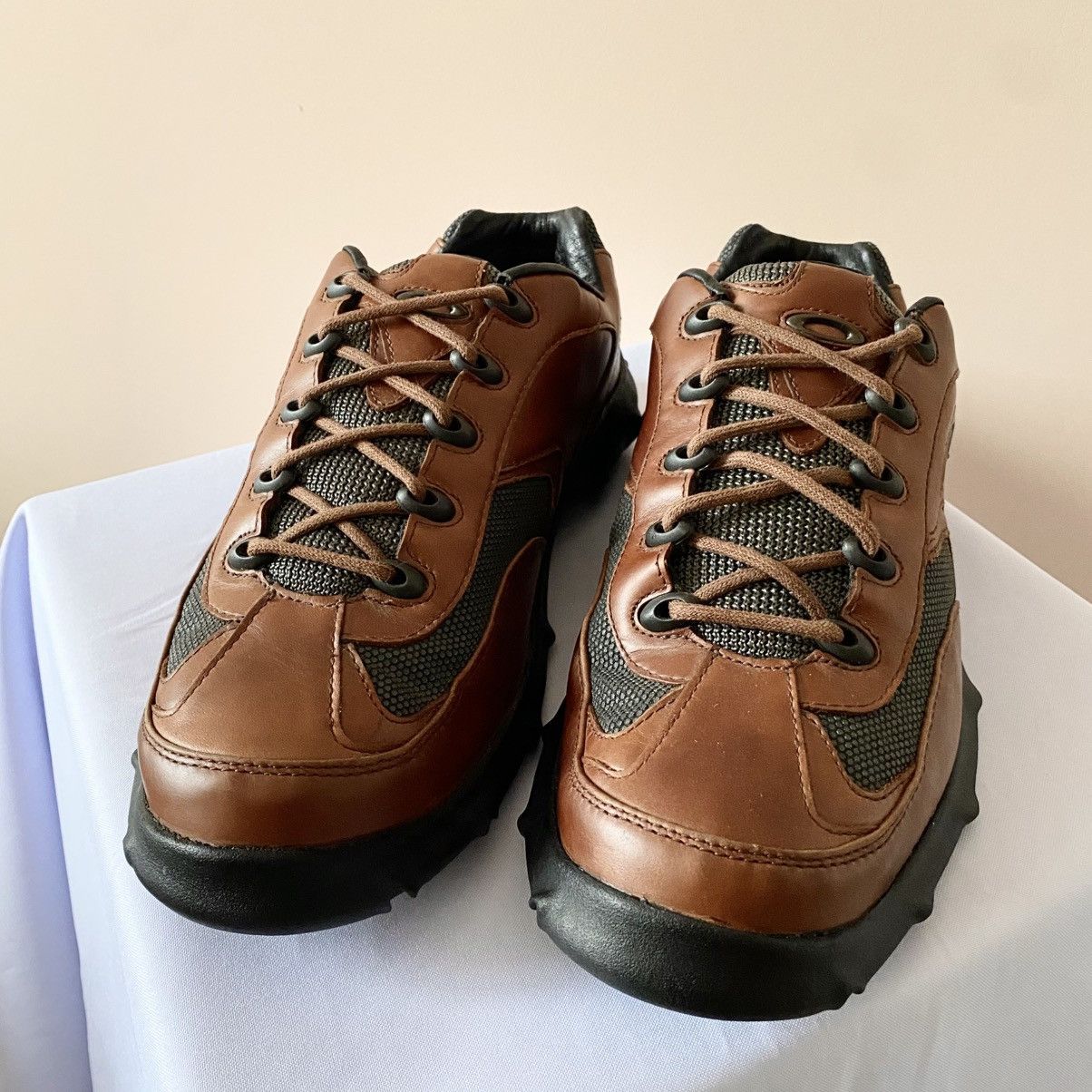 Oakley 90s Oakley Blender Gorpcore Leather Sneakers Shoes Size US 9.5 / EU 42-43 - 2 Thumbnail
