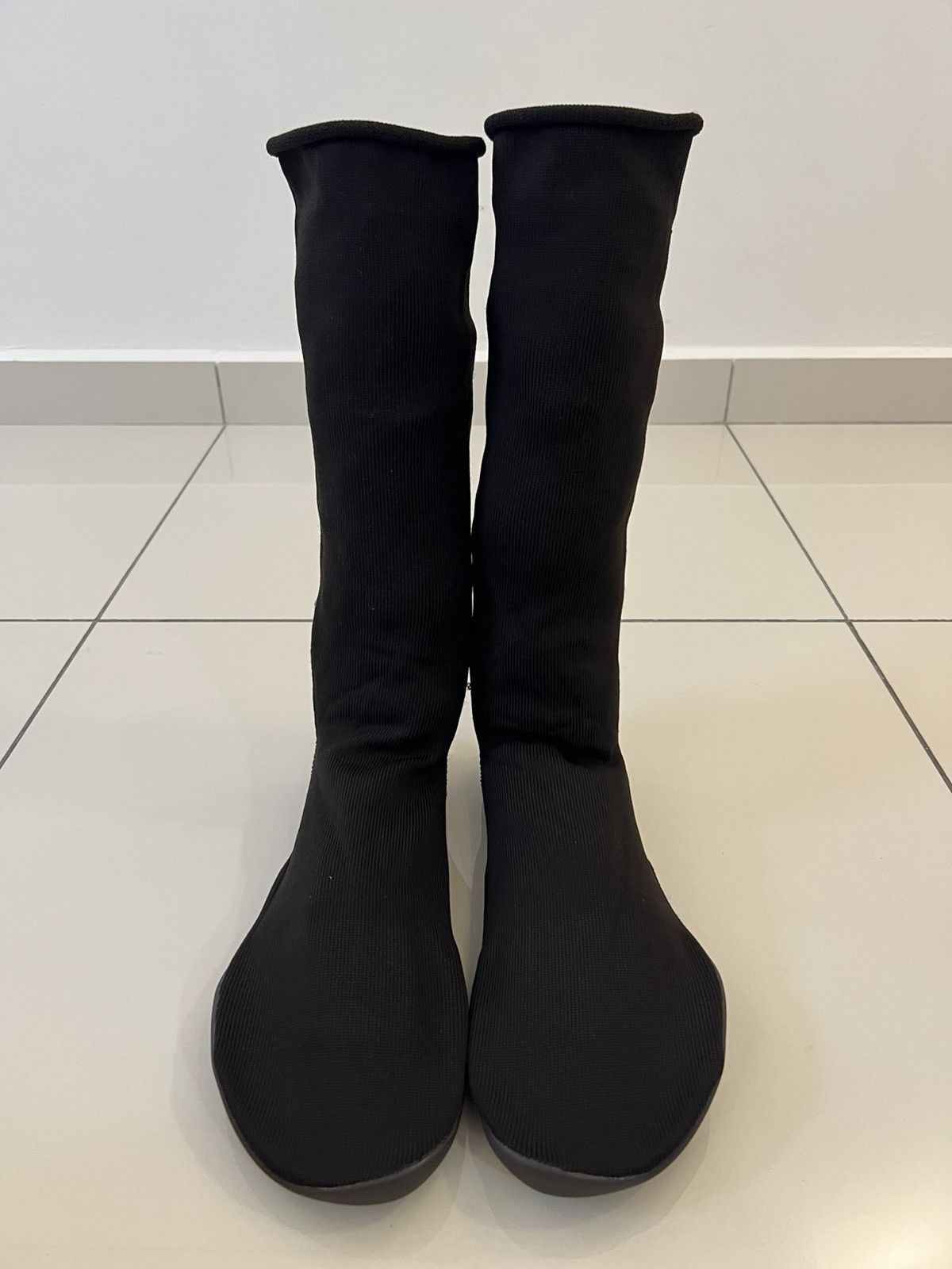 Yeezy Yeezy Pods Black Size US 12 / EU 45 - 2 Thumbnail