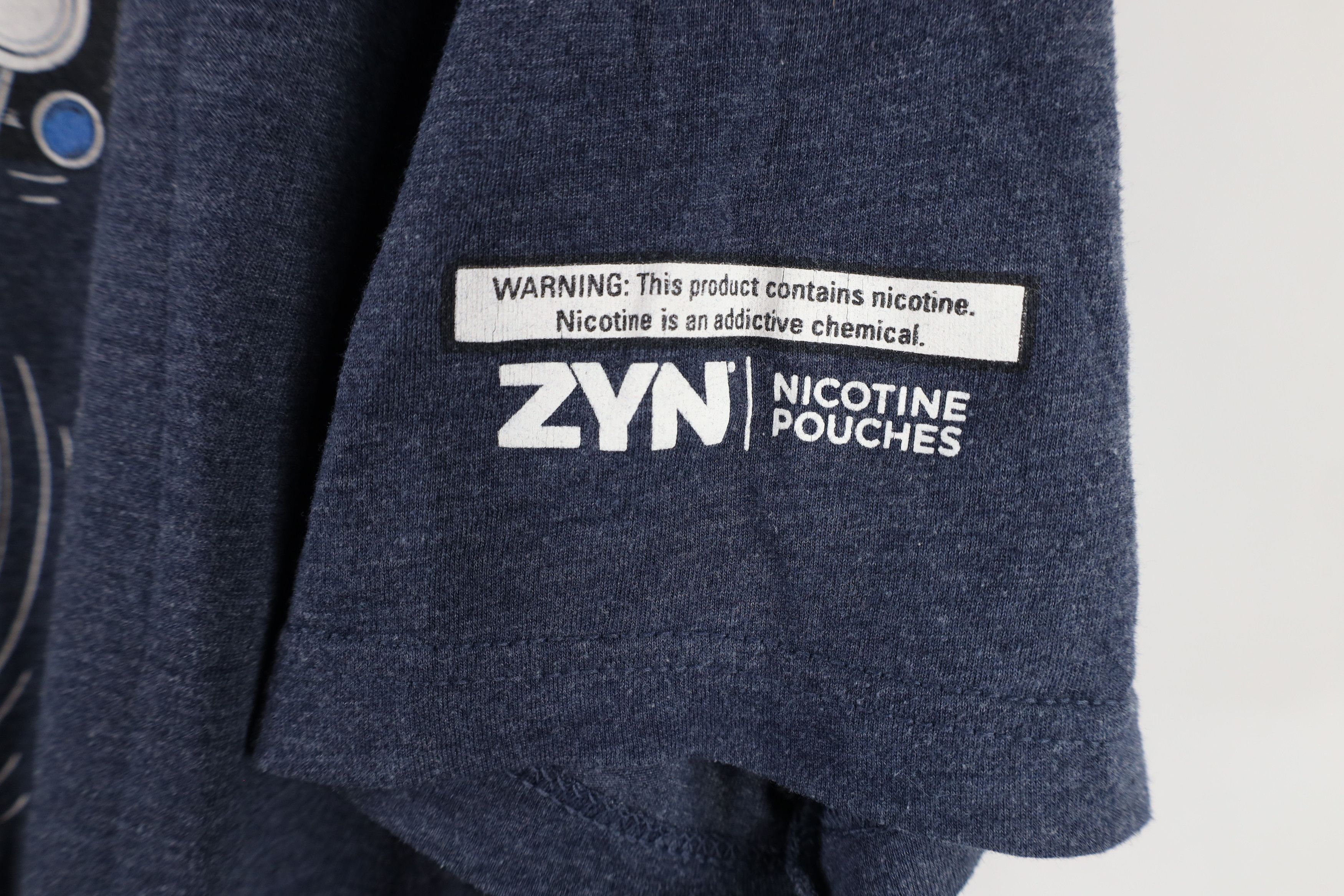 Vintage Streetwear Zyn Chill Pouches Jersey Knit T-Shirt Steel Blue Size US L / EU 52-54 / 3 - 4 Thumbnail