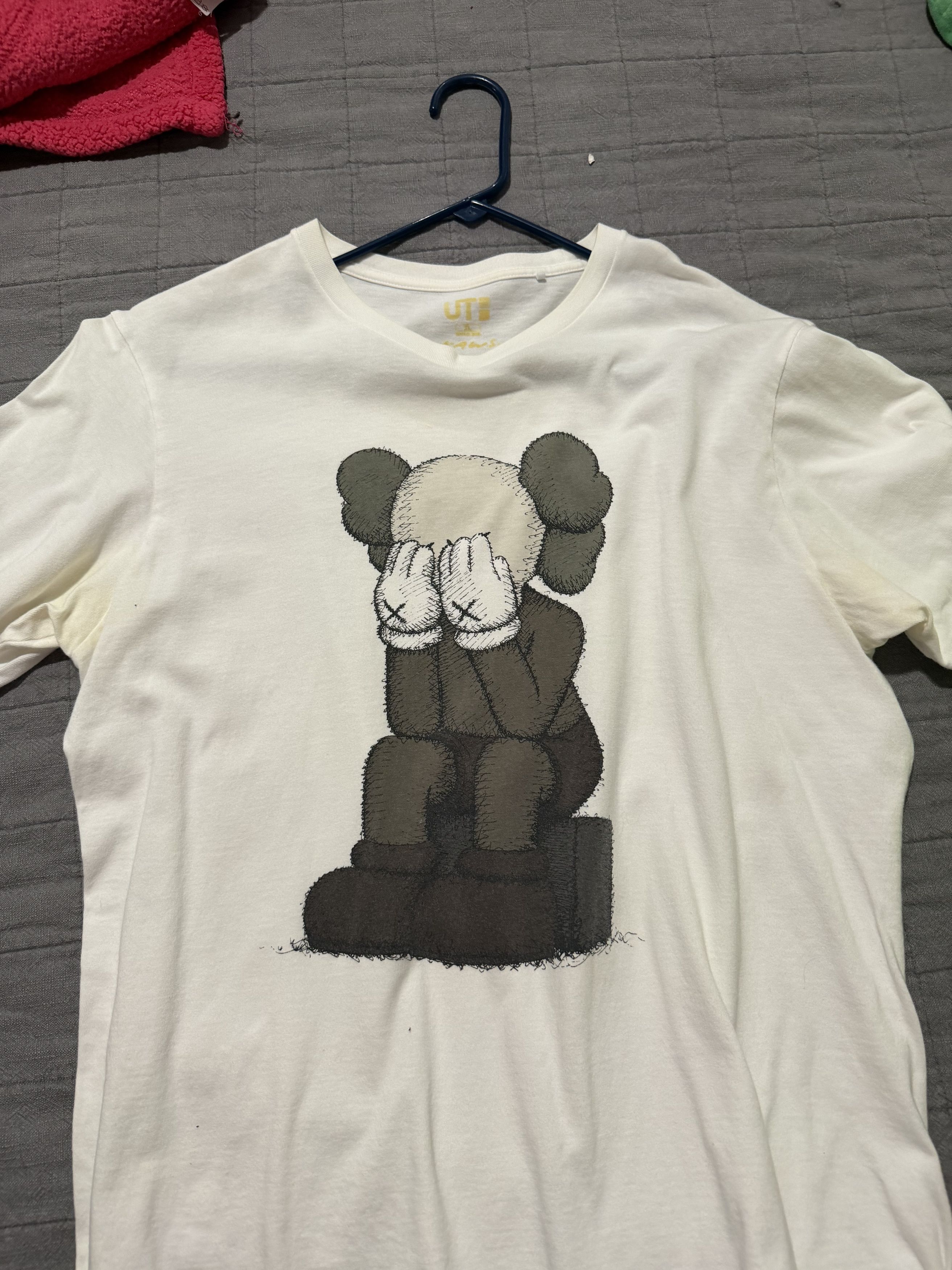 Kaws × Uniqlo Kaws passing through t-shirt Size US XL / EU 56 / 4 - 1 Thumbnail