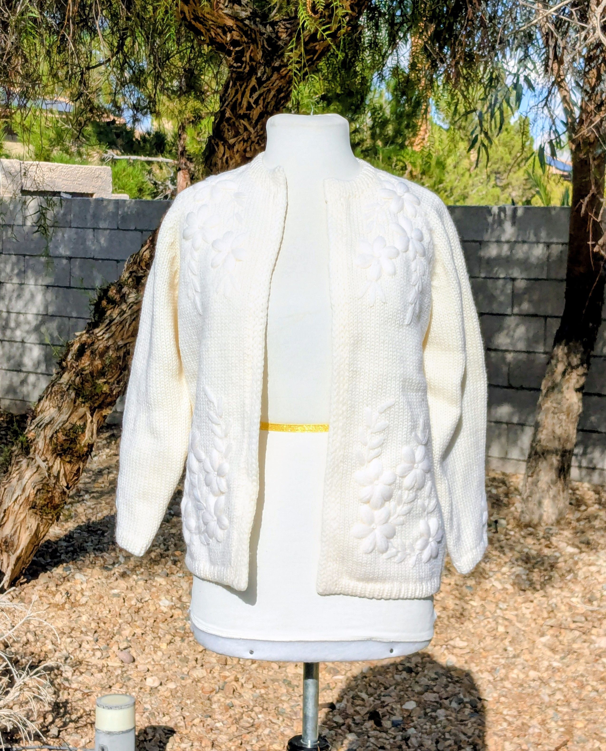 Other Vintage 1970s Hand Knit Embroidered Floral Ivory Sweater Size XS / US 0-2 / IT 36-38 - 1 Thumbnail