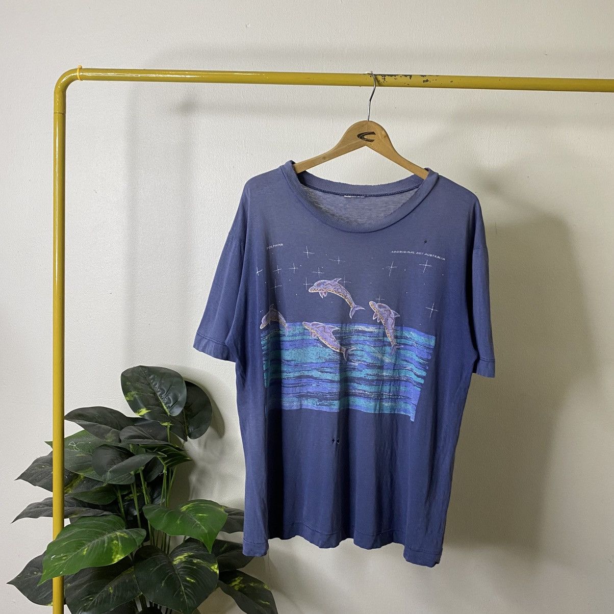 Vintage 1990s Dolphins Art Australia Habitat Sunfaded Distressed Tee Size US L / EU 52-54 / 3 - 1 Thumbnail