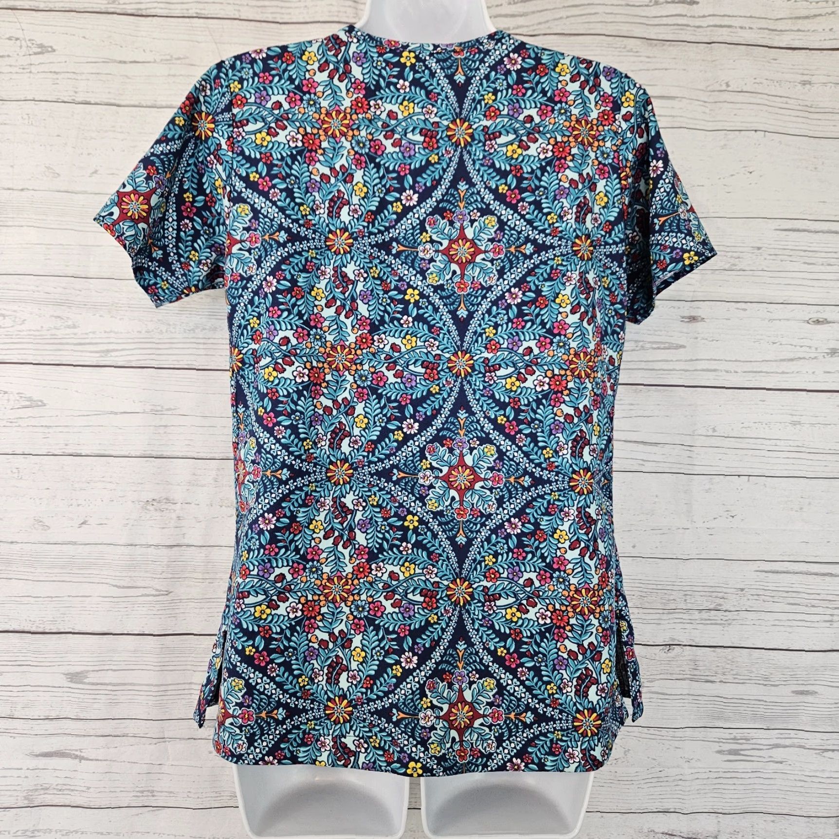 Vera Bradley Vera Bradley Womens Scrub Top XS Blue Floral Short Sleeve Women XS Blue Floral Scrub Top Size XS / US 0-2 / IT 36-38 - 3 Thumbnail