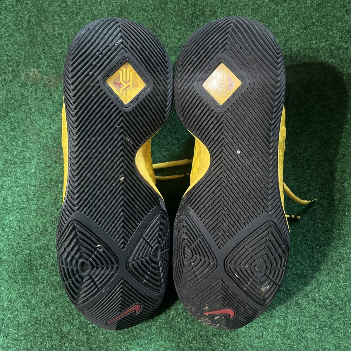 Nike Kyrie 3 Mamba Mentality Size US 10 / EU 43 - 7 Thumbnail