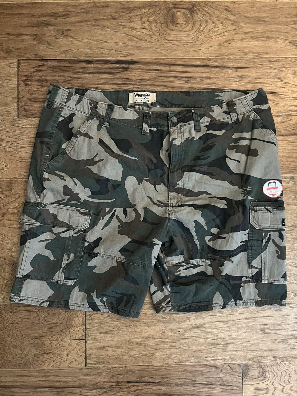 Wrangler Wrangler camo shorts Size US 44 / EU 60 - 1 Thumbnail