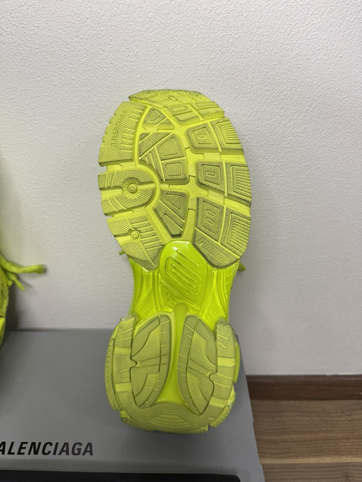 Balenciaga Balenciaga runner (FLUO) Size US 8 / EU 41 - 8 Thumbnail