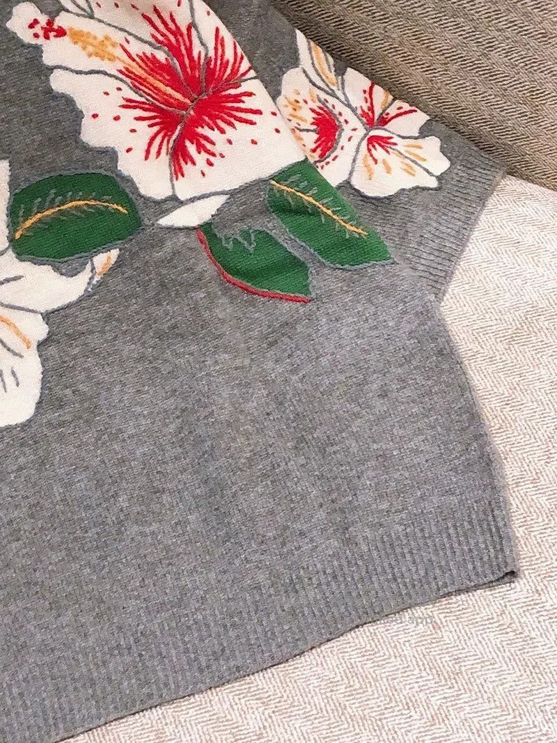Valentino Valentino Gray Floral Embroidered Cashmere Sweater. Size US XS / EU 42 / 0 - 5 Thumbnail