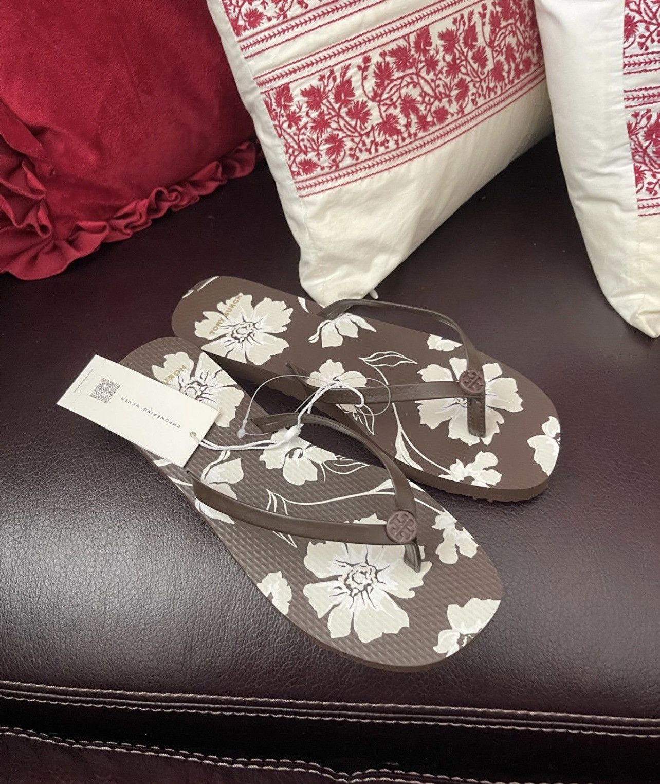 Tory Burch Tory Burch flip flop leather top straps in size 8 Size US 8 / IT 38 - 4 Thumbnail