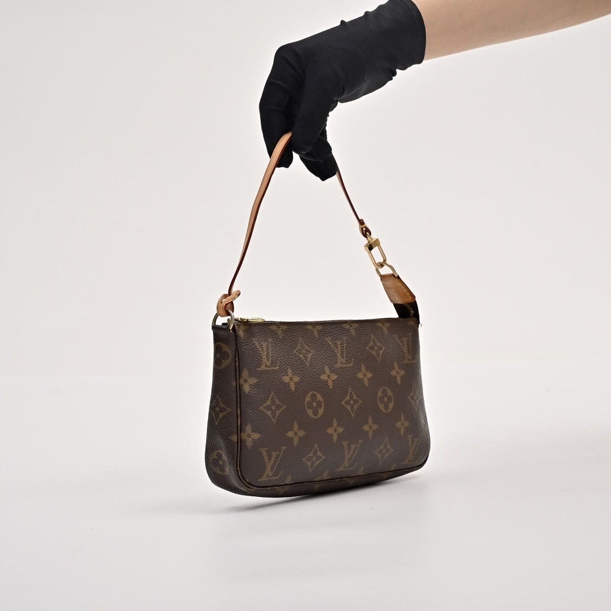 Louis Vuitton Louis Vuitton Pochette Accessoires Monogram Leather Bag Size ONE SIZE - 6 Thumbnail