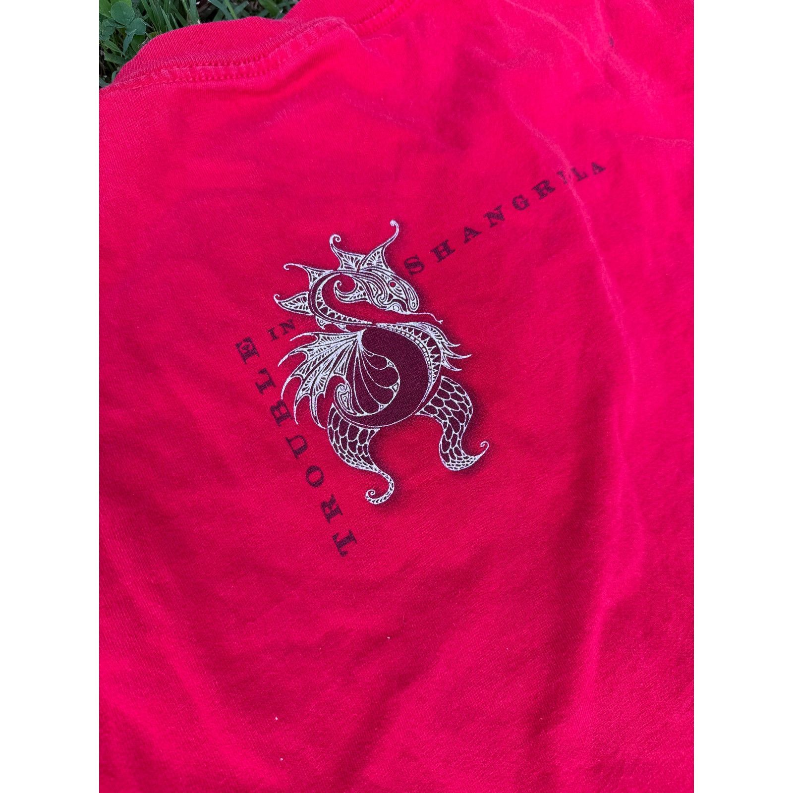 Vintage Vintage Stevie Trouble In Shangri La 2001 Tee Red T-Shirt Size US L / EU 52-54 / 3 - 6 Thumbnail