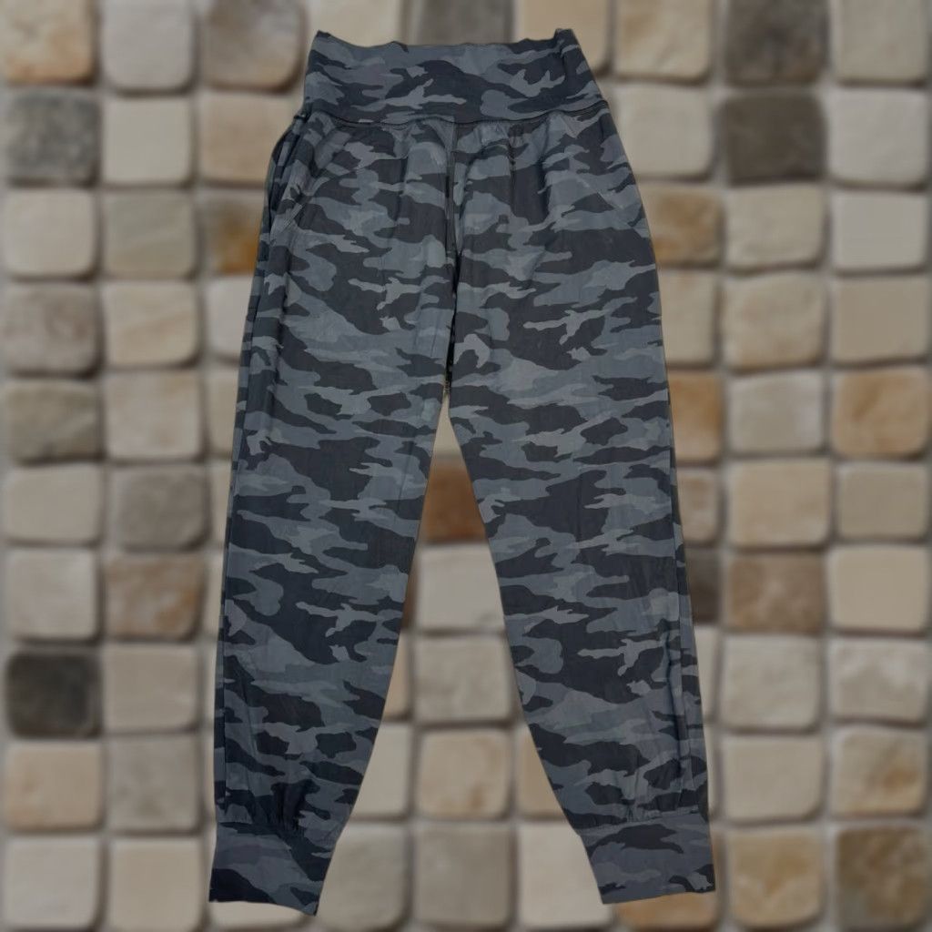 Athleta Athleta Jogger Pants Womens M Black Salutation Camo Running & Jogging Athleisure 27 In Inseam Pockets Easy Care Casual Activewear Fashion Size 32" / US 10 / IT 46 - 1 Thumbnail