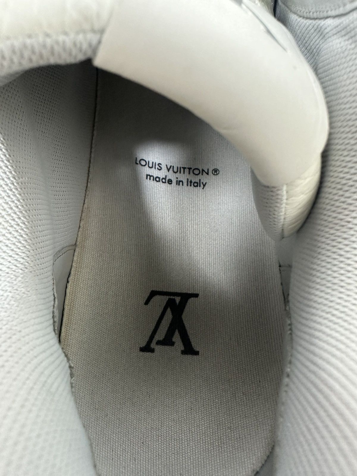 Louis Vuitton Louis Vuitton Trainer White/Grey Signature Size US 9.5 / EU 42-43 - 9 Thumbnail