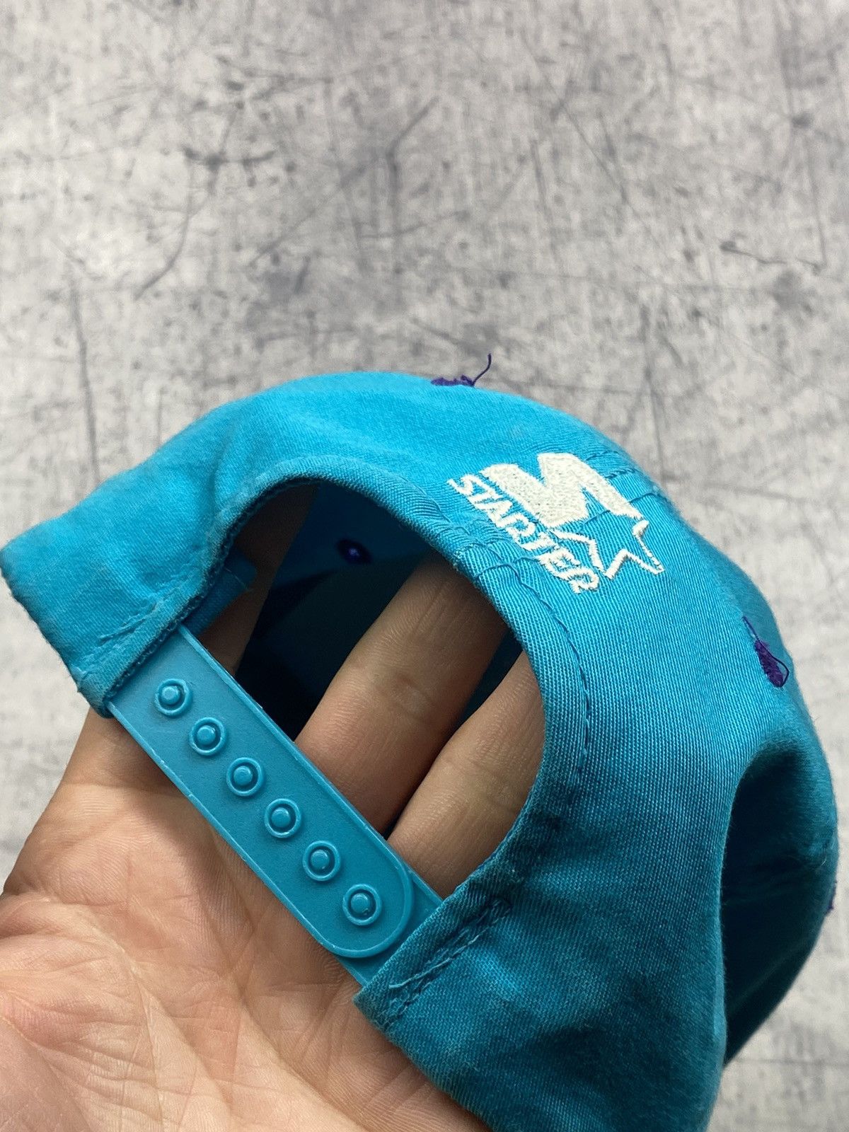 NBA × New Era × Vintage Vintage Charlotte Hornets New Era 90s Two Tone SnapBack Hat Size ONE SIZE - 7 Thumbnail
