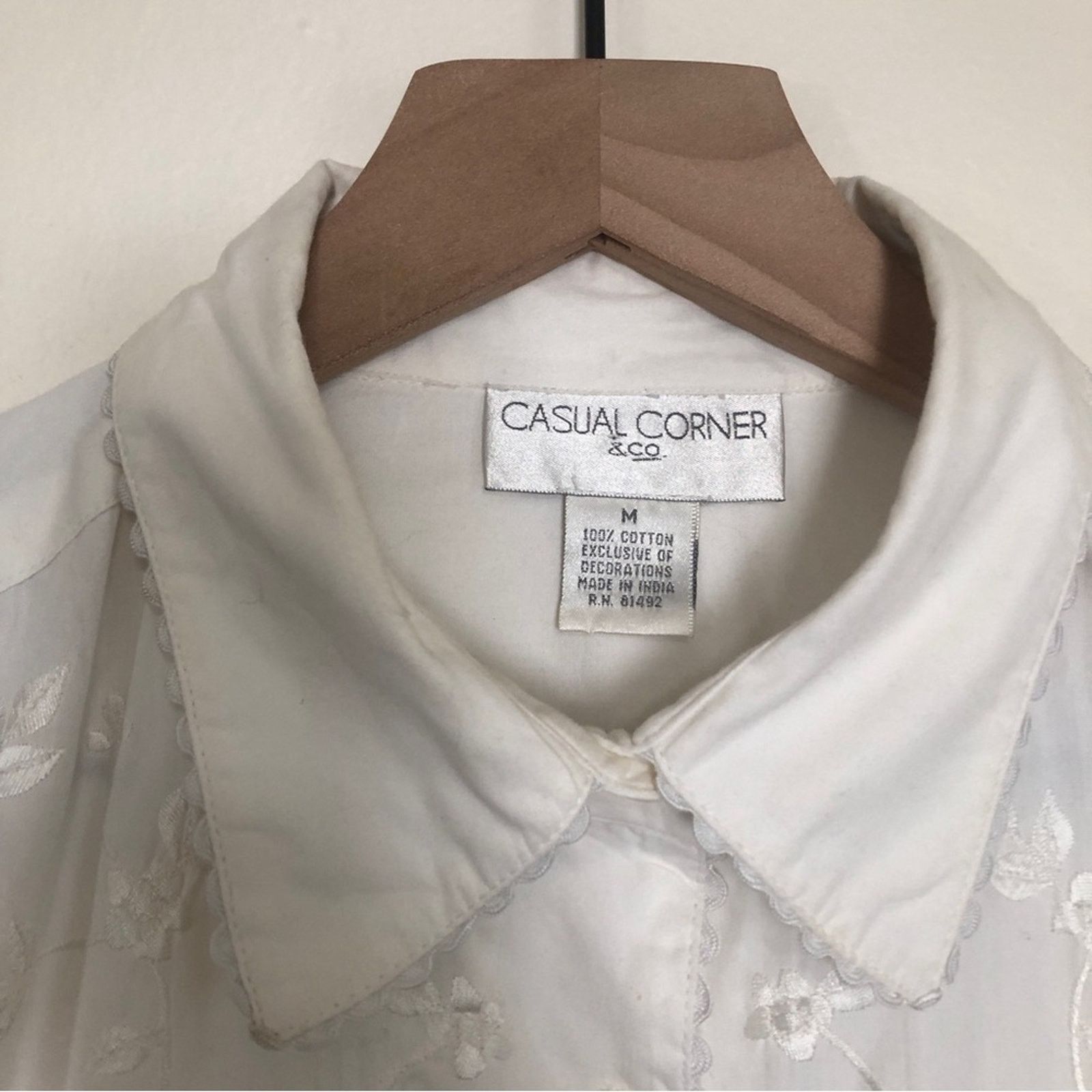 Other Casual Corner & Co White Embroidered Scalloped Shirt Top Size M / US 6-8 / IT 42-44 - 2 Thumbnail