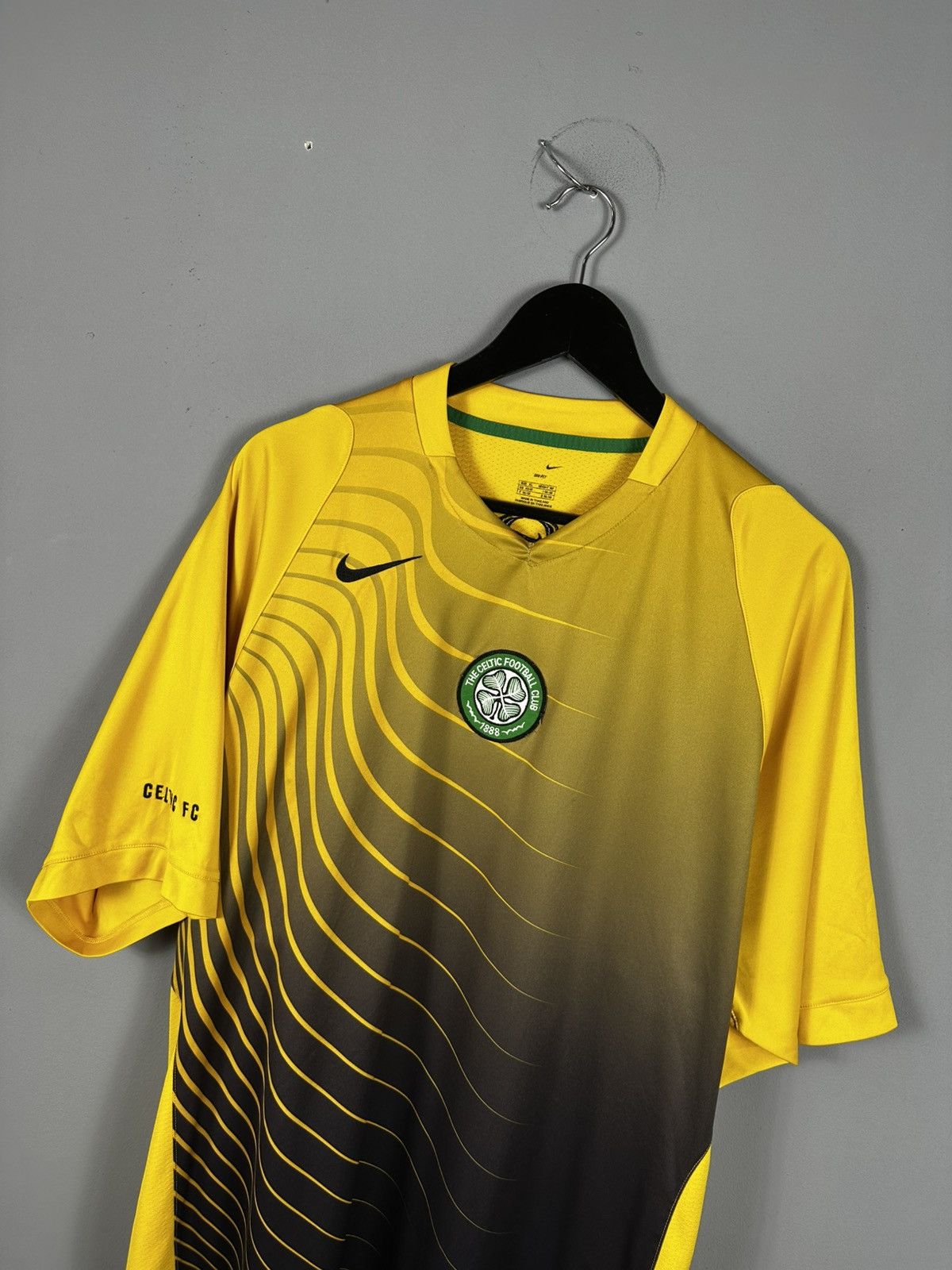 Vintage Vintage 90s NIKE t shirt Y2K Retro Old Celtic Size US XL / EU 56 / 4 - 2 Thumbnail