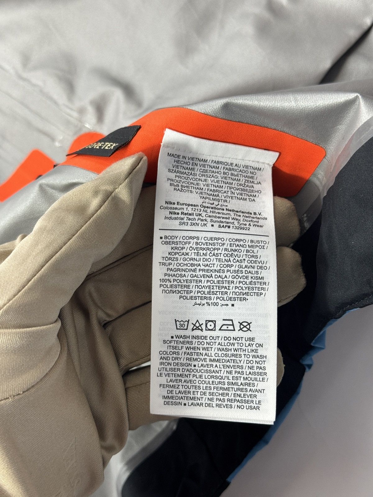 Nike ACG CHAIN OF CRATERS GORE-TEX WIND BREAKER Size US M / EU 48-50 / 2 - 14 Thumbnail