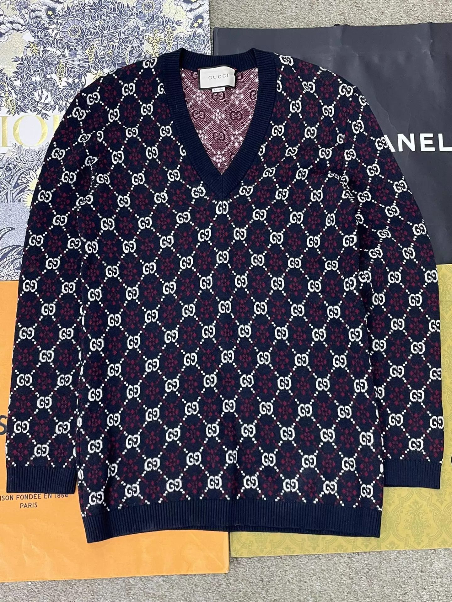 Gucci V-Neck Multi-Color Patterned Sweater Size US S / EU 44-46 / 1 - 1 Thumbnail