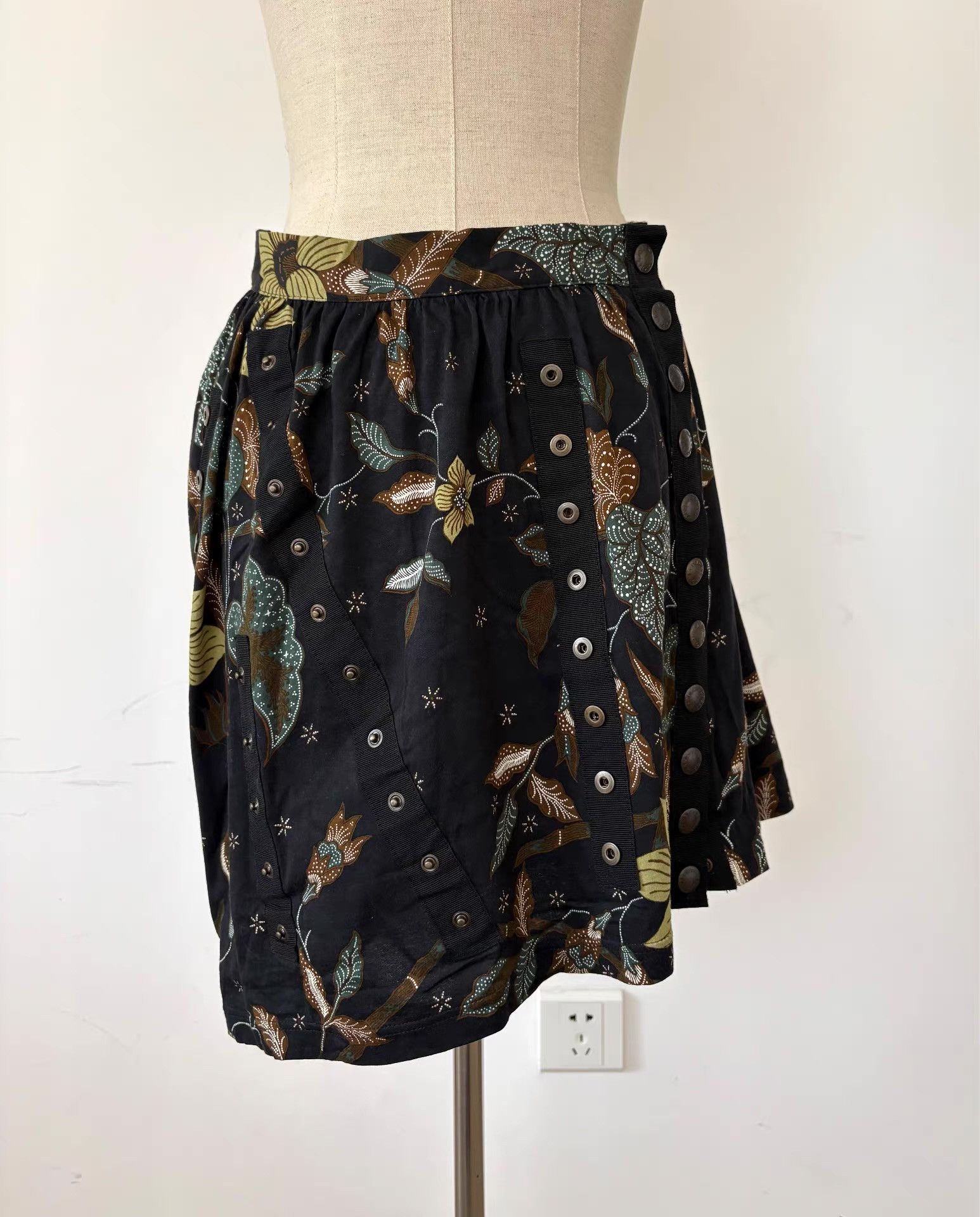 Dolce & Gabbana Dolce & Gabbana Multi-button Printed Mini Skirt。Ｑ21 Size 40" / US 18 - 1 Thumbnail