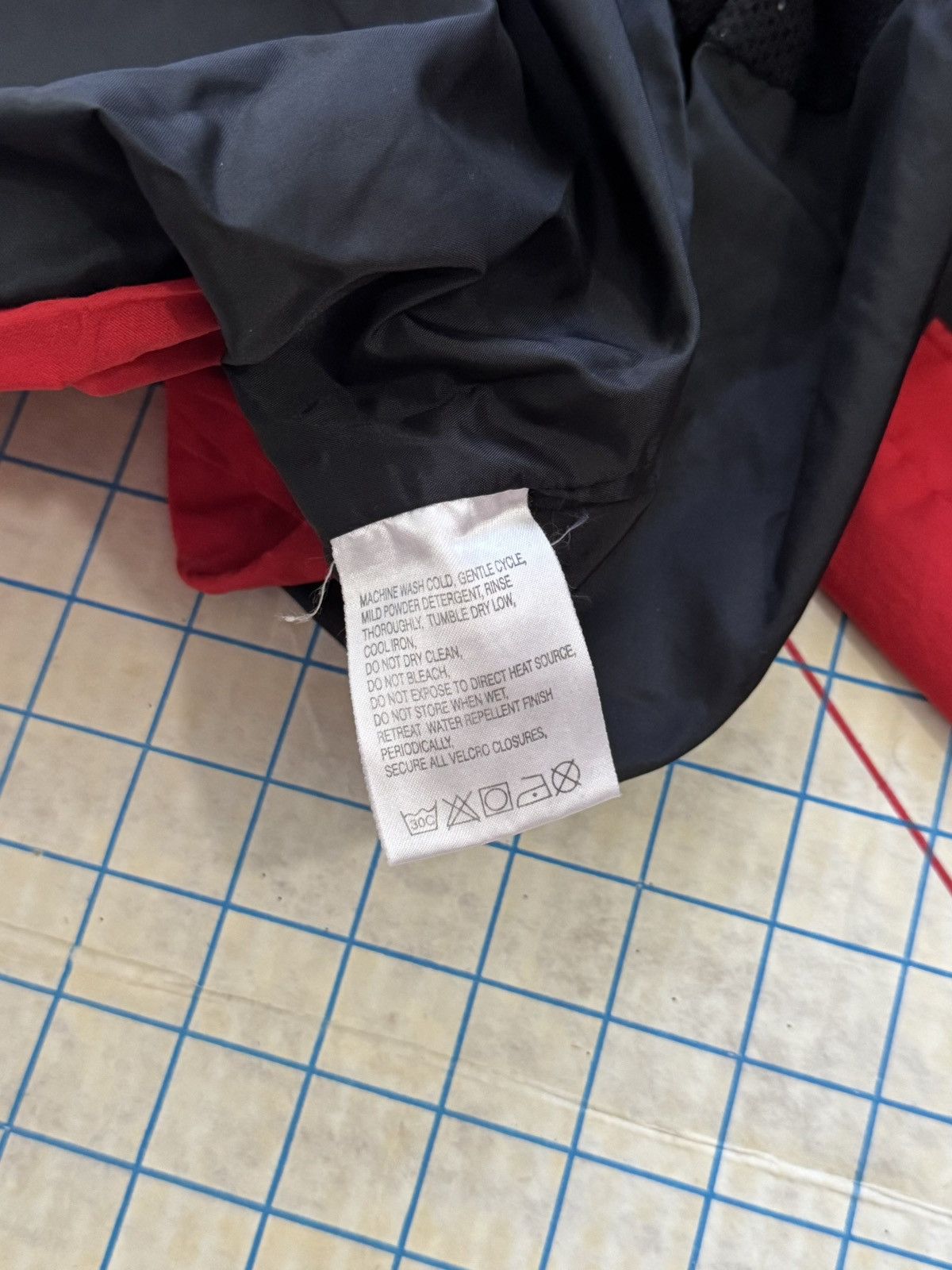 The North Face Vintage The North Face Hydroseal Jacket Black and Red Size L Size US L / EU 52-54 / 3 - 14 Thumbnail