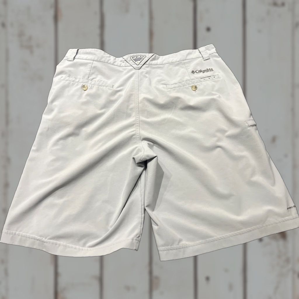 Vintage Columbia Mens Shorts 36 Grey Chino Cargo Pocket Fishing Ten Inch Inseam Regular Waist 38 Belt Loops Pockets Logo Size US 36 / EU 52 - 1 Thumbnail
