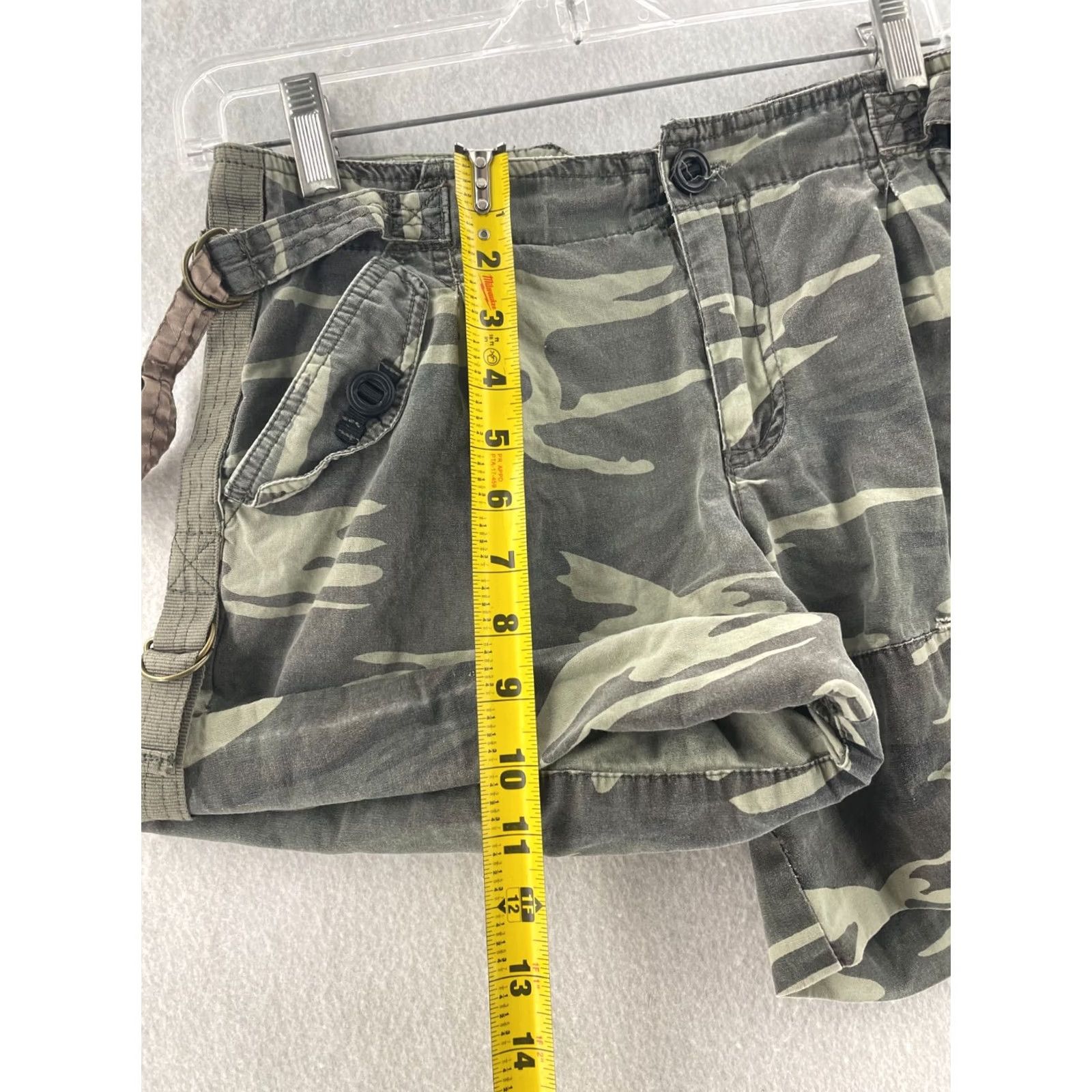 Forever 21 FOREVER 21 Shorts Womens Small Camouflage Elastic Waist Roll Hem Canvas Cargo Colorful Multicolor Casual Pockets 100% Cotton Size 28" / US 6 / IT 42 - 7 Thumbnail