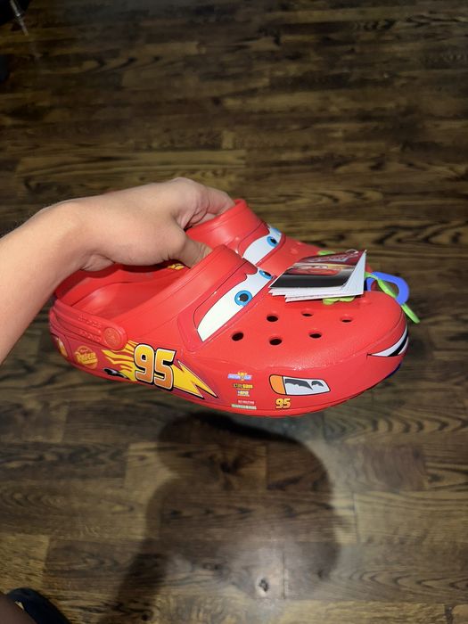 Lightning mcqueen best sale crocs size 8