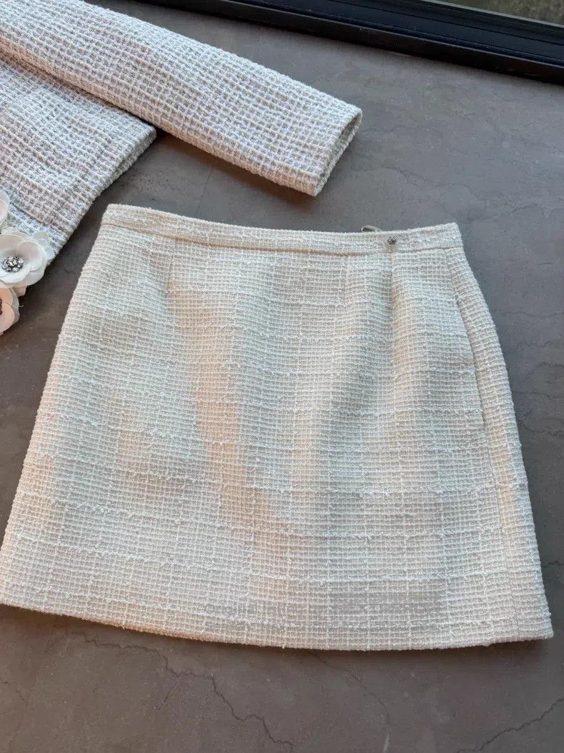 Chanel Chanel 25c white with white skirt Size 24" / US 00 / IT 34 - 1 Thumbnail