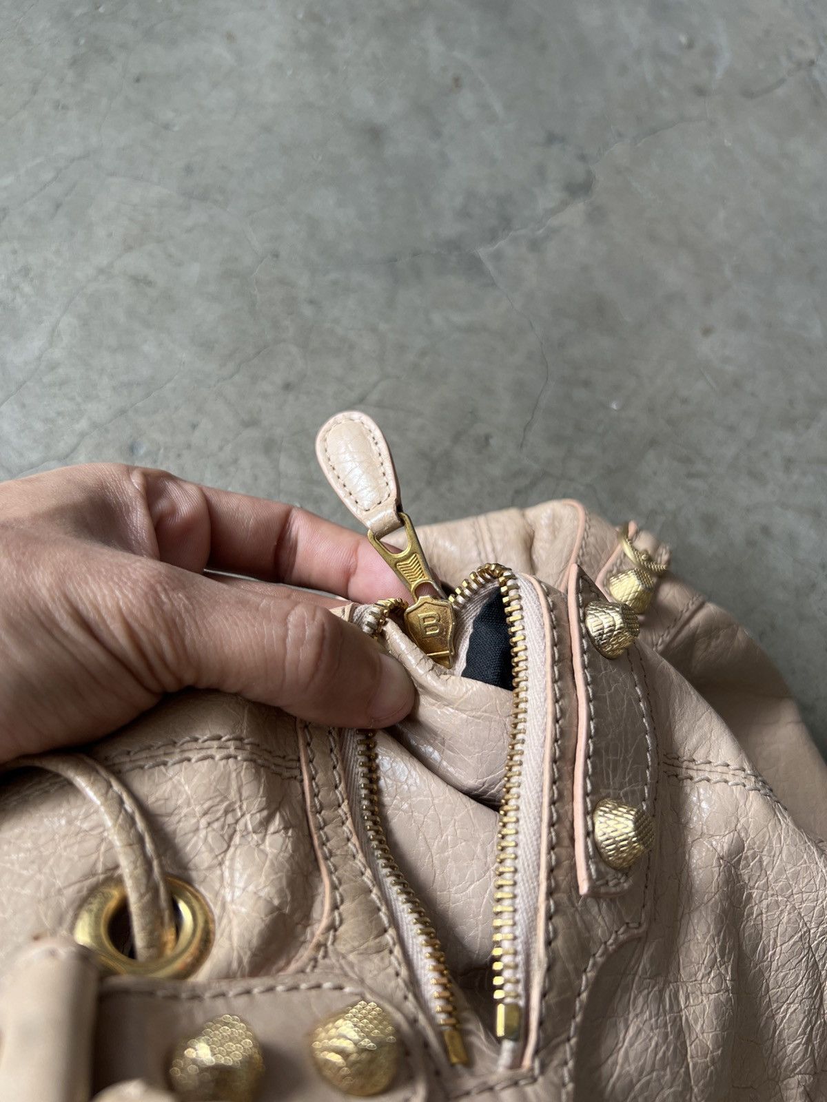 Balenciaga Balenciaga - Motocross Giant 21 Pompon Leather Bucket Bag Size ONE SIZE - 14 Thumbnail