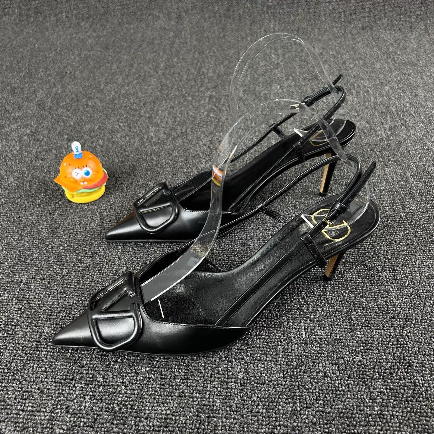 Valentino Valentino Women's Black Pointed Toe Heels 39, Lightly Worn Size US 8.5 / IT 38.5 - 1 Thumbnail