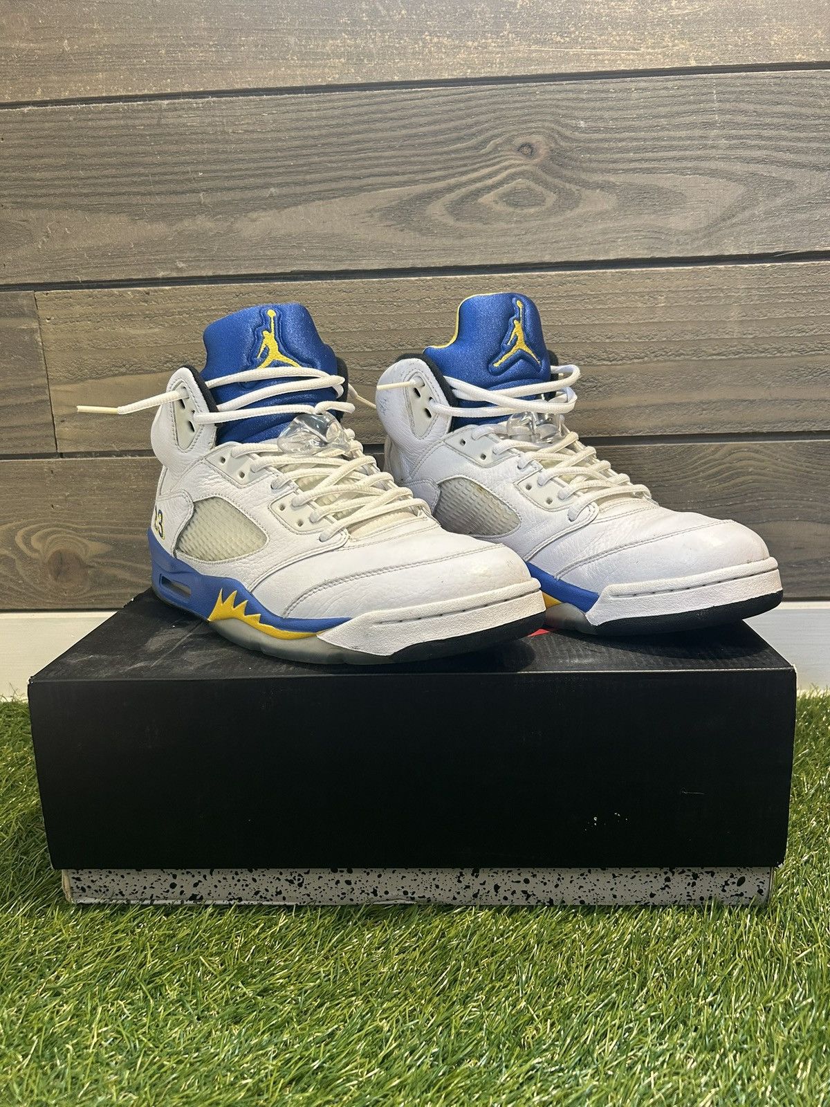 Nike Jordan 5 Laney Size 11 w/og box Size US 11 / EU 44 - 1 Thumbnail