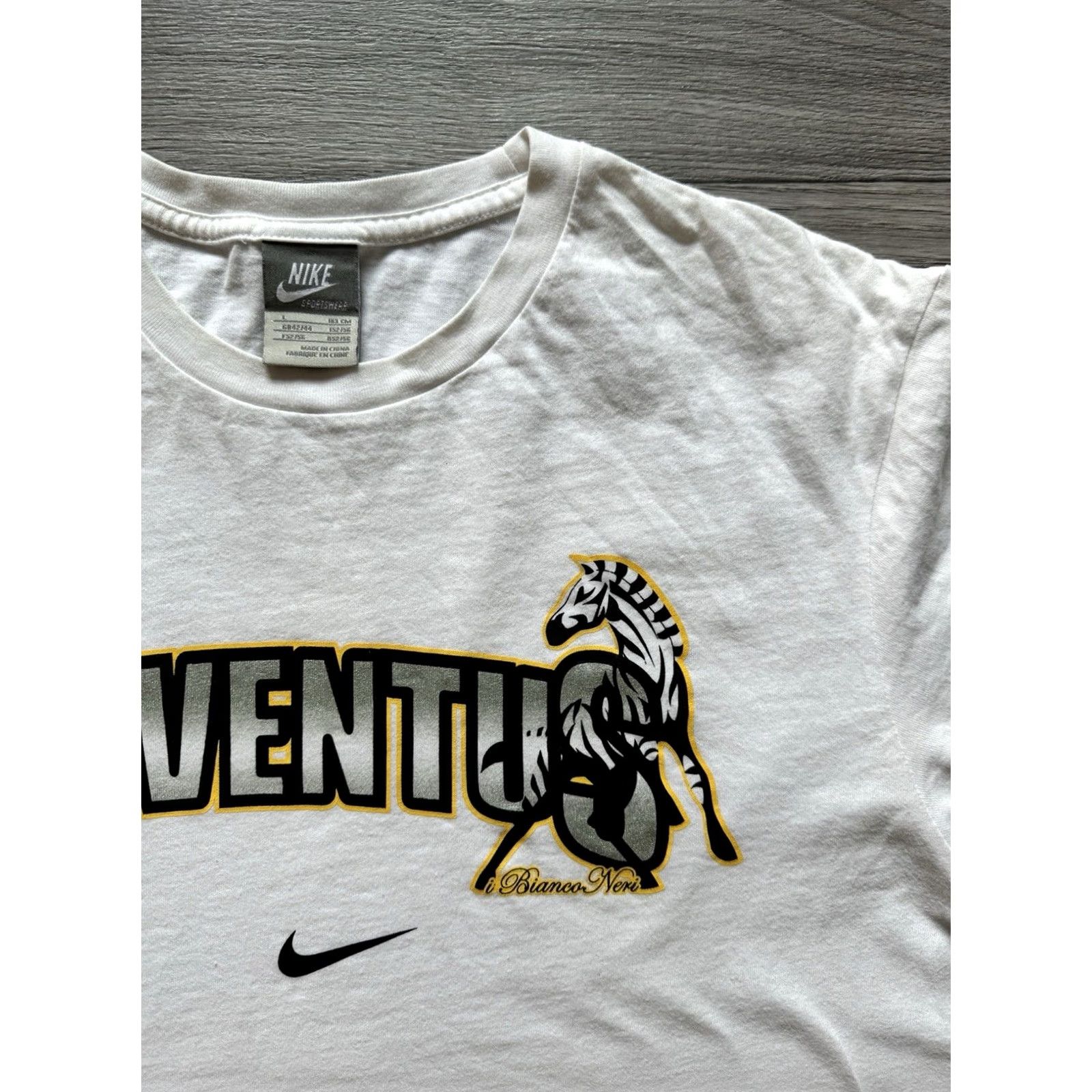 Nike VINTAGE Nike Graphic Tee Juventus White L Mens 2008-09 Zebra Merchandise Shirt T-Shirt Nike Mens L White 2008-09 Zebra Size US L / EU 52-54 / 3 - 6 Thumbnail