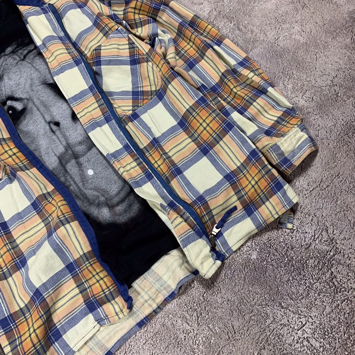 Vintage Vintage 90s Plaid Chore Coat Yellow Navy Workwear Grunge L Size US L / EU 52-54 / 3 - 3 Thumbnail