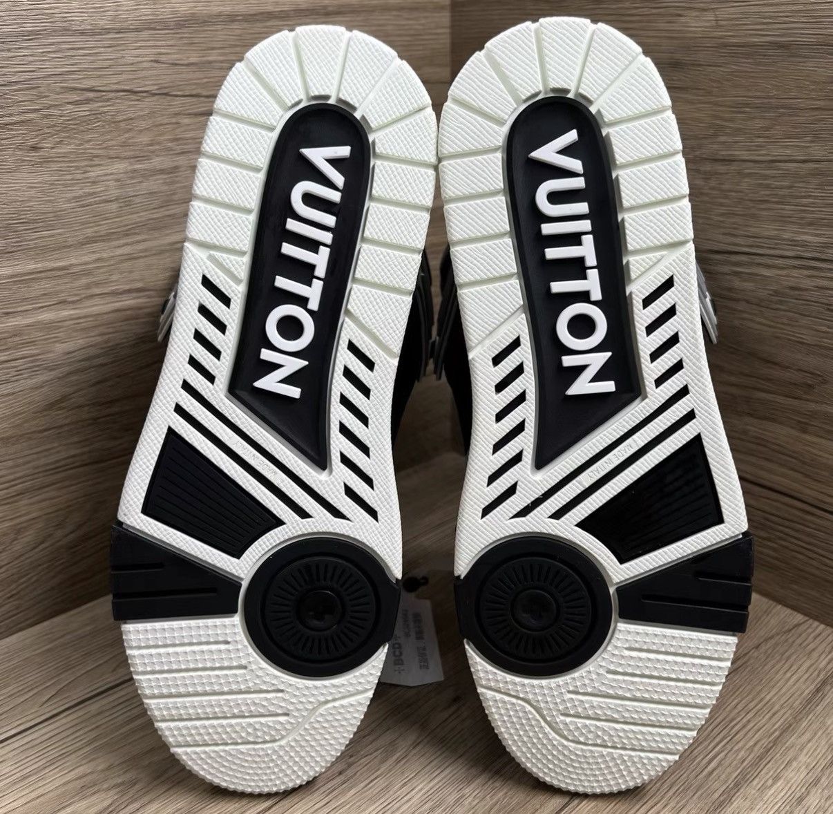 Louis Vuitton Louis Vuitton Trainer Black & White High-top Sneakers J41 Size US 8 / EU 41 - 6 Thumbnail