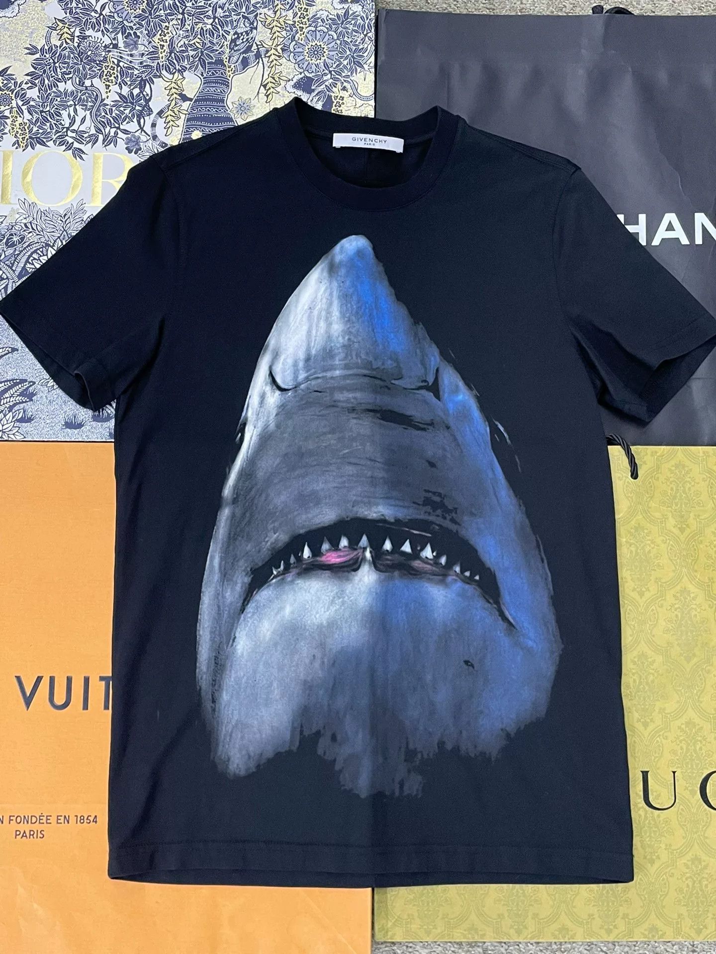 Givenchy Givenchy Black Shark Short-Sleeve T-Shirt Size US XS / EU 42 / 0 - 1 Thumbnail