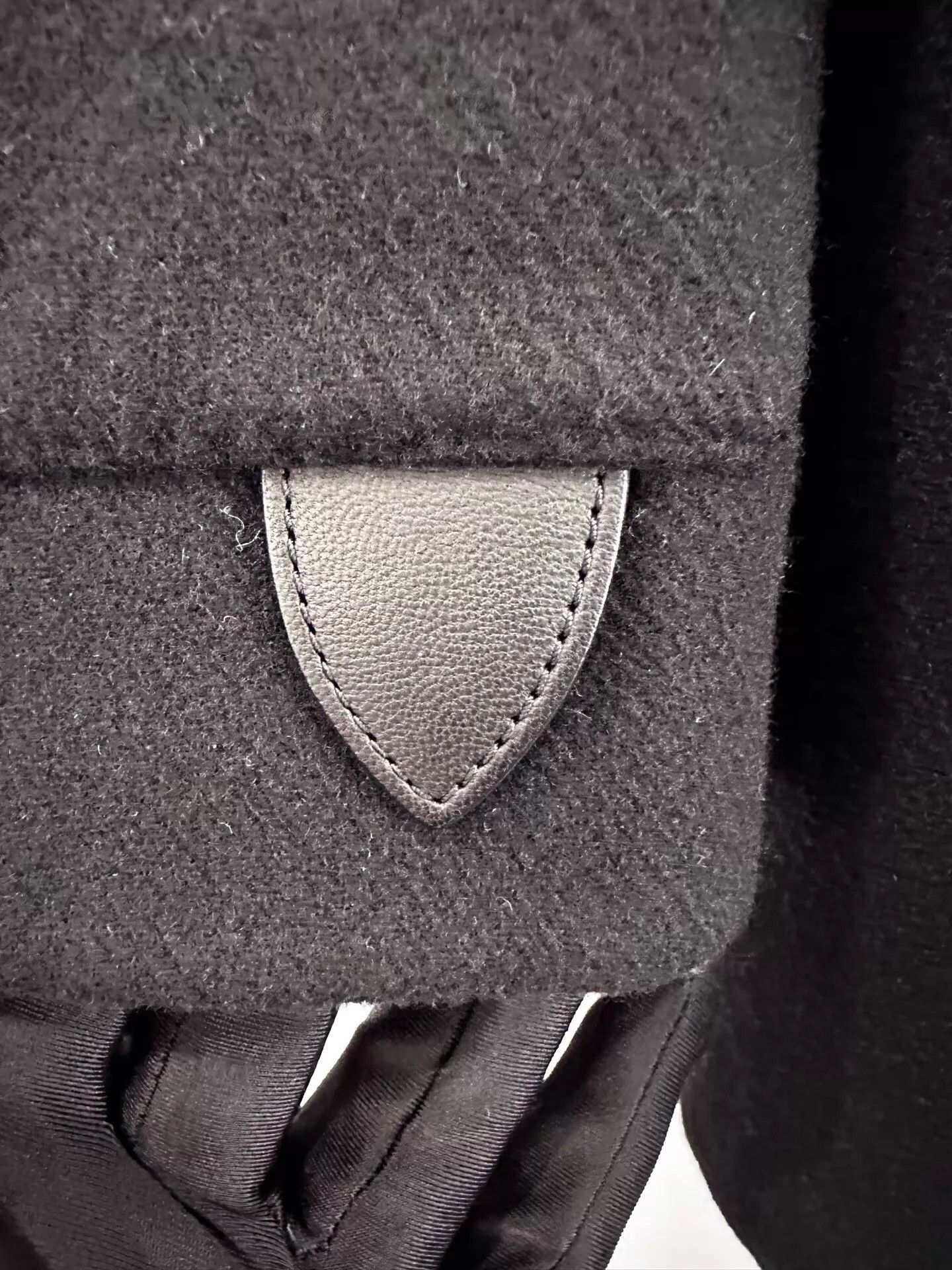 Louis Vuitton Louis Vuitton Men's Black Wool Logo Hoodie XL Size US XL / EU 56 / 4 - 3 Thumbnail