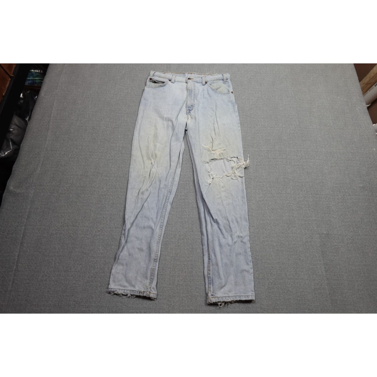 Levi's VINTAGE Levi's 550 Jeans Mens 33x32 Distressed Relaxed Tapered Denim Light Blue 90s Grunge Womens? Mens Size US 33 - 4 Thumbnail