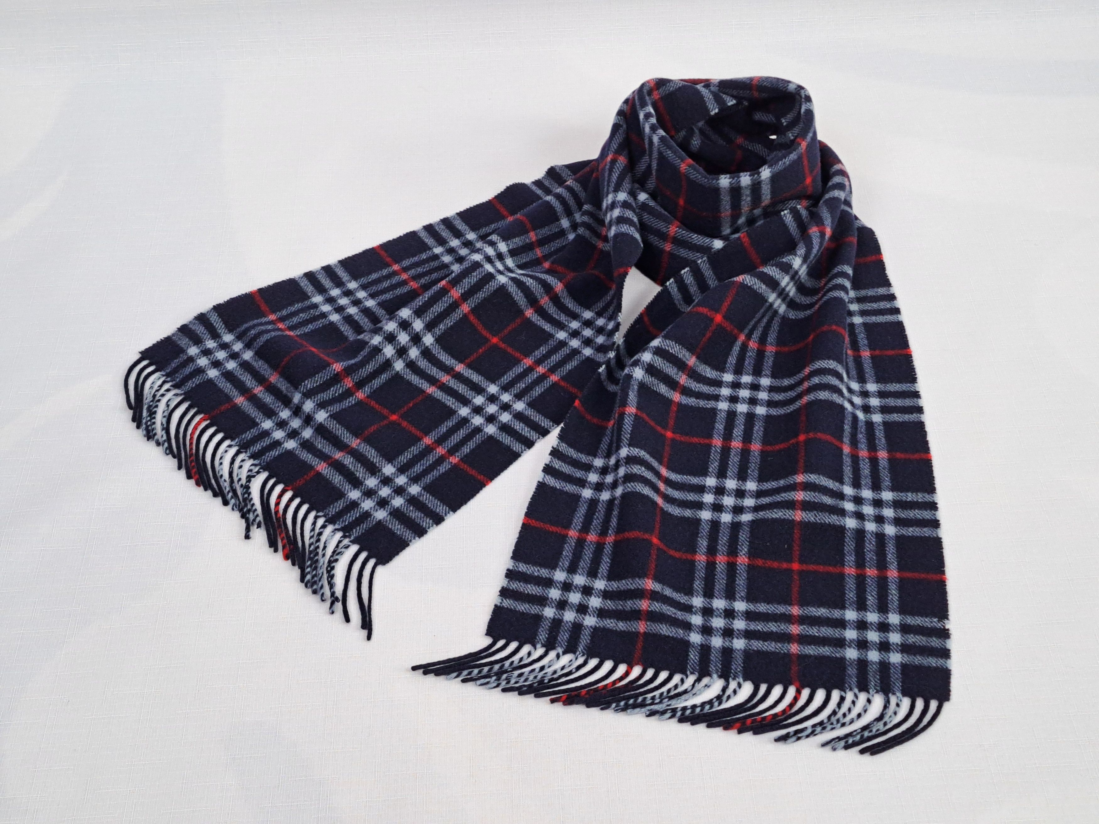 Burberry × Vintage Vintage BURBERRY lambswool scarf. Made in England. Size ONE SIZE - 1 Thumbnail